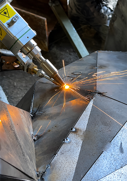 Soudure de précision sur une structure métallique géométrique de sculpture sur mesure