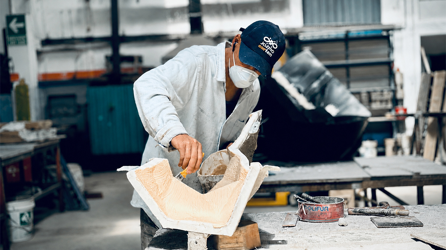 Artisan réalisant le moulage pendant la fabrication de sculptures dans un atelier au Maroc