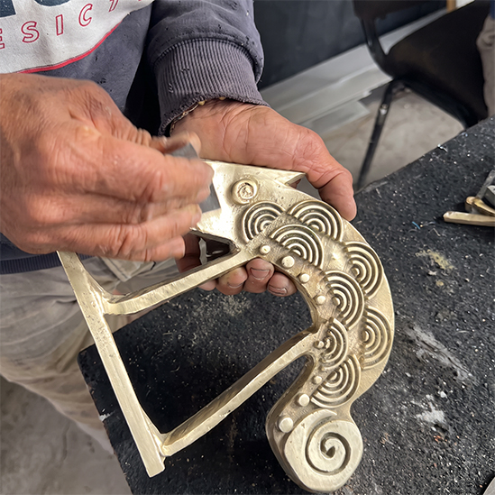 Découpe, forge et finitions artisanales lors de la fabrication d'une sculpture sur mesure