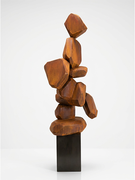 Sculpture abstraite en acier Corten avec patine rouillée naturelle sur un socle noir