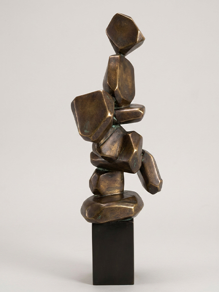 Sculpture abstraite en bronze patiné aux nuances brunes présentée sur un socle noir