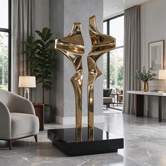 Sculpture abstraite composée de deux formes verticales avec finition dorée dans un espace hôtelier contemporain