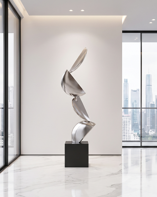 Sculpture abstraite en inox poli miroir présentée sur un socle noir dans un intérieur contemporain