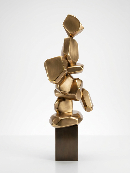 Sculpture abstraite en laiton satiné avec finition dorée sur un socle foncé
