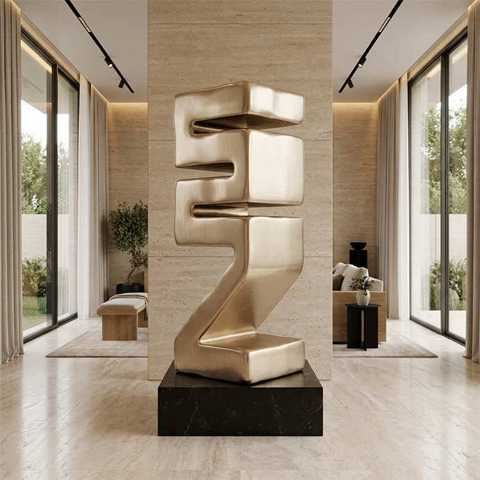 Sculpture abstraite en laiton satiné installée sur un socle noir dans une villa contemporaine