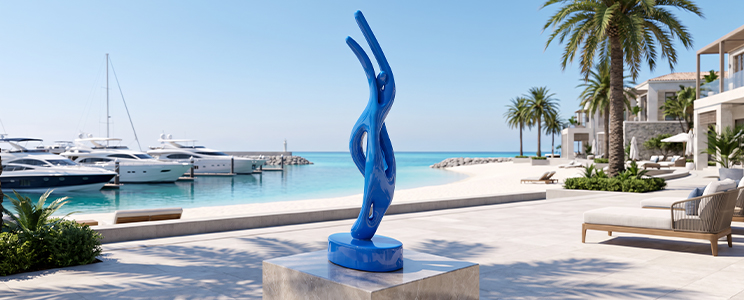 Sculpture abstraite en résine polyester bleue installée sur une terrasse face à une marina