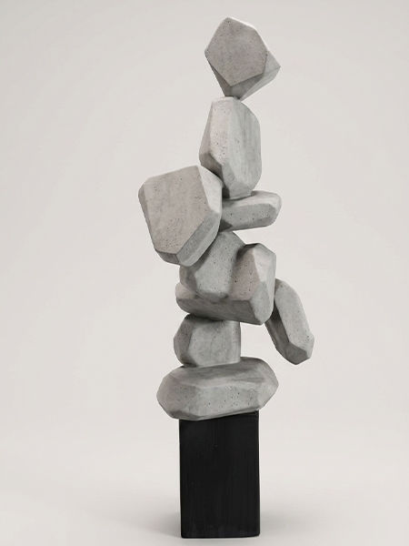 Sculpture abstraite en résine effet béton gris présentée sur un socle noir