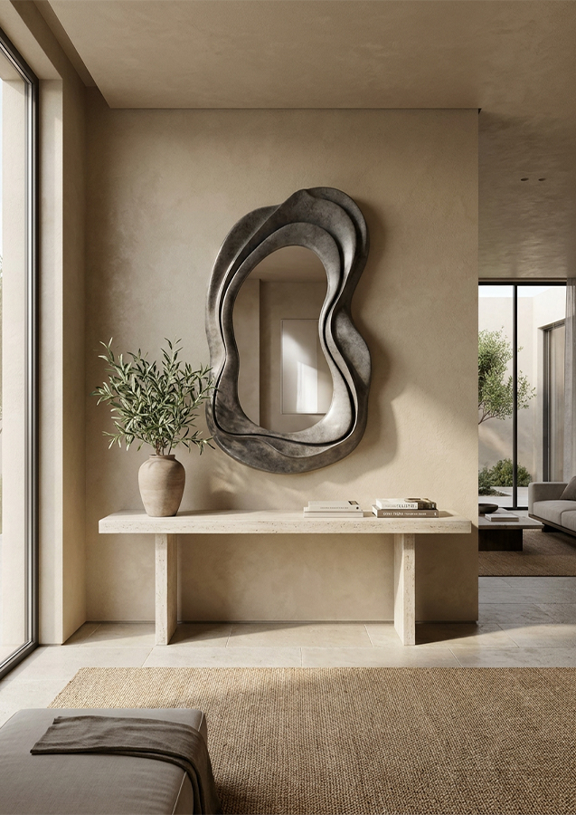 Sculpture murale organique avec miroir et finition bronze patiné dans un intérieur contemporain