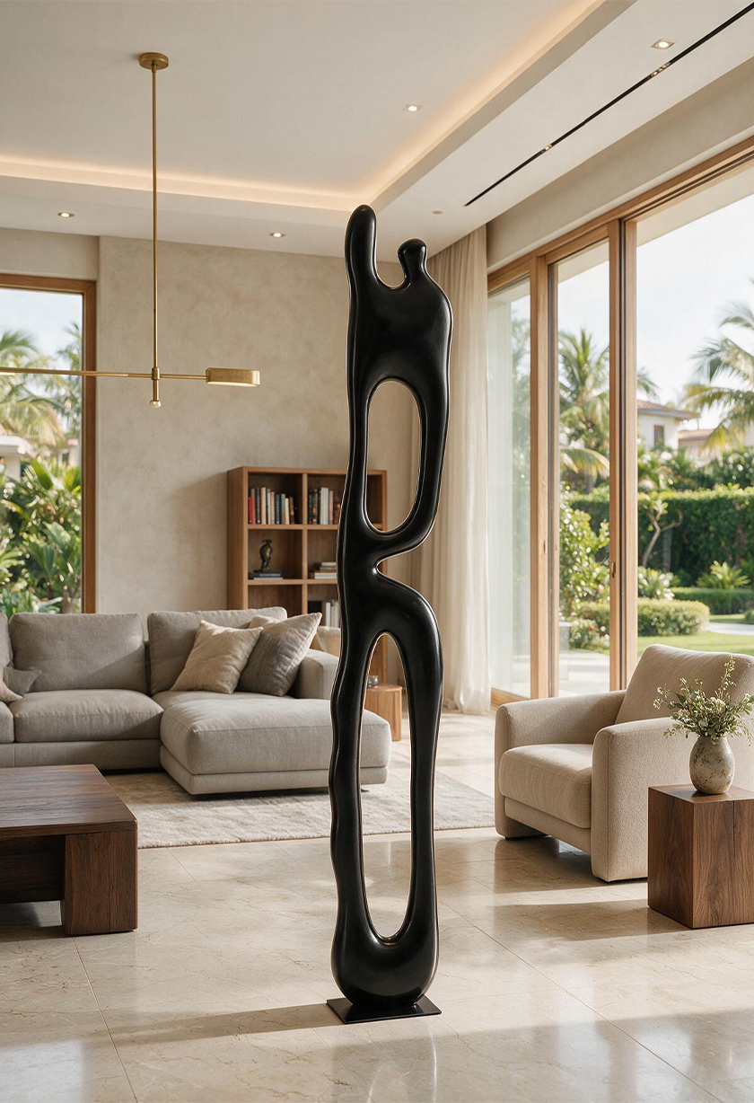 Grande sculpture noire abstraite installée dans le salon spacieux d’une villa haut de gamme